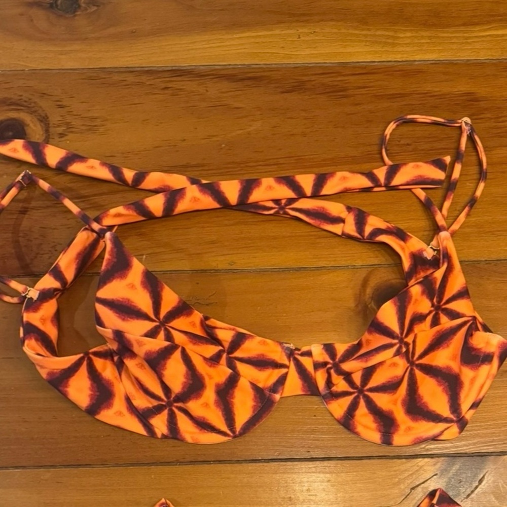 NWOT SKATIE Kate Bikini Top in Lava! Size L!